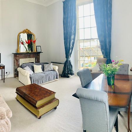 Alexander House Apartment คอร์แชม ภายนอก รูปภาพ