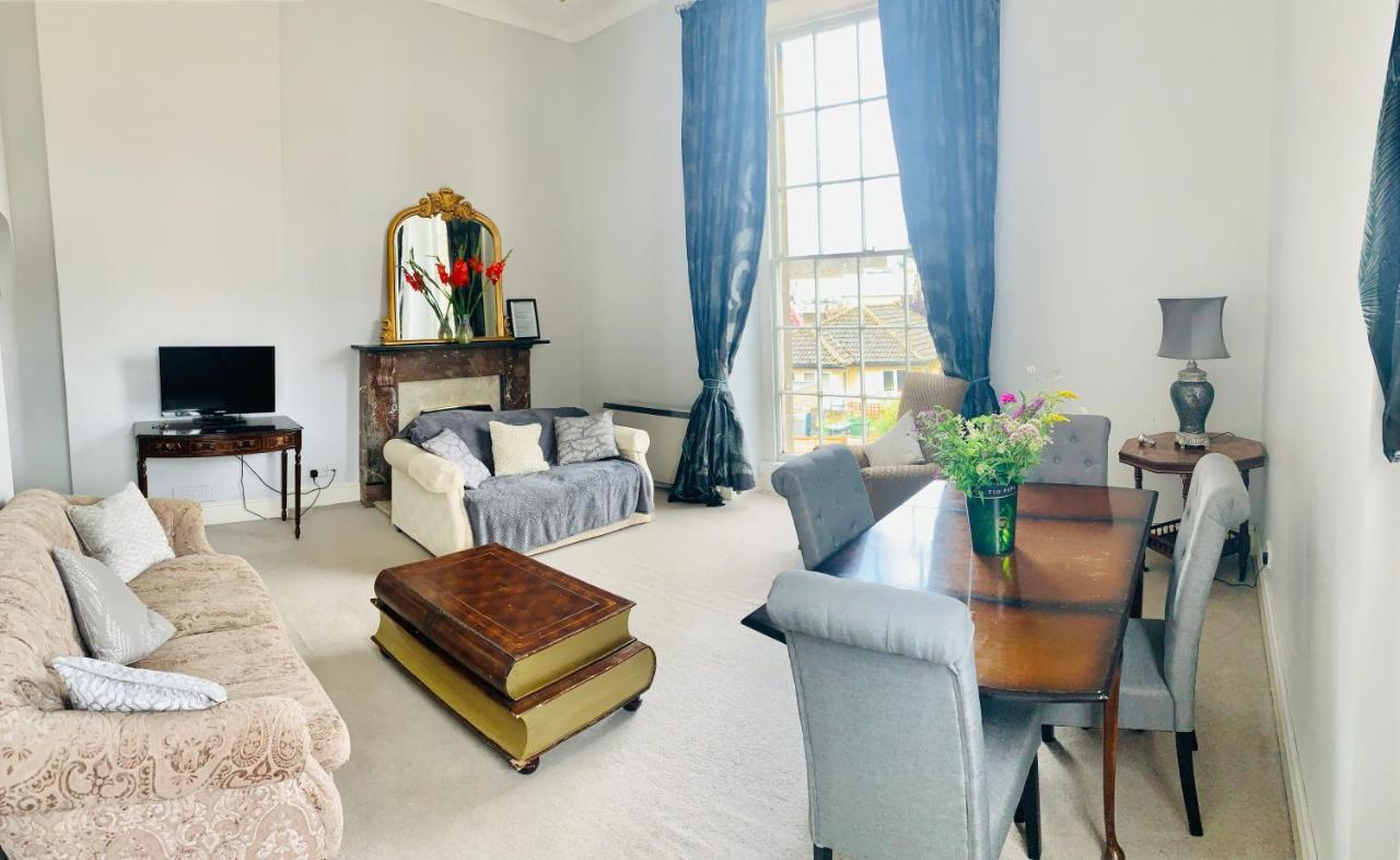 Alexander House Apartment คอร์แชม ภายนอก รูปภาพ