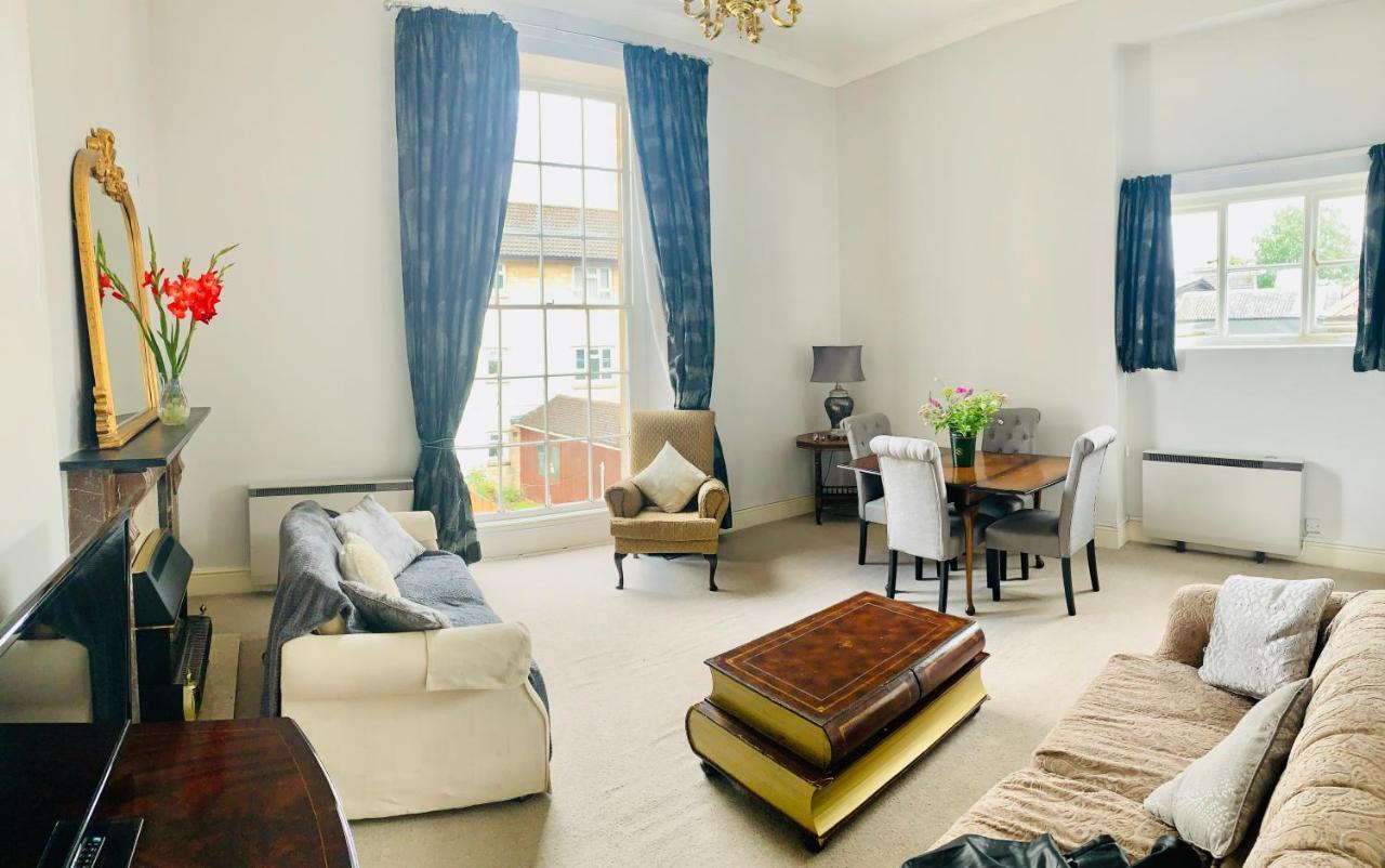 Alexander House Apartment คอร์แชม ภายนอก รูปภาพ