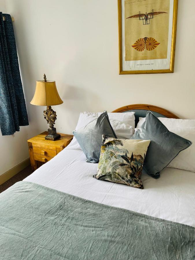 Alexander House Apartment คอร์แชม ภายนอก รูปภาพ