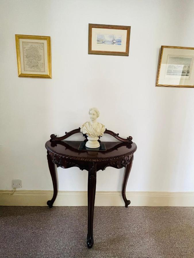 Alexander House Apartment คอร์แชม ภายนอก รูปภาพ