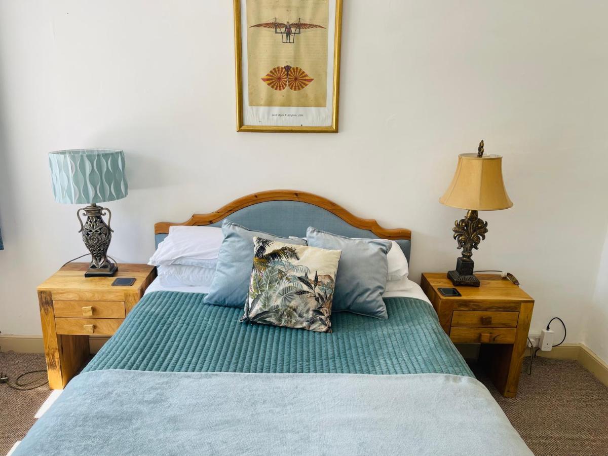 Alexander House Apartment คอร์แชม ภายนอก รูปภาพ