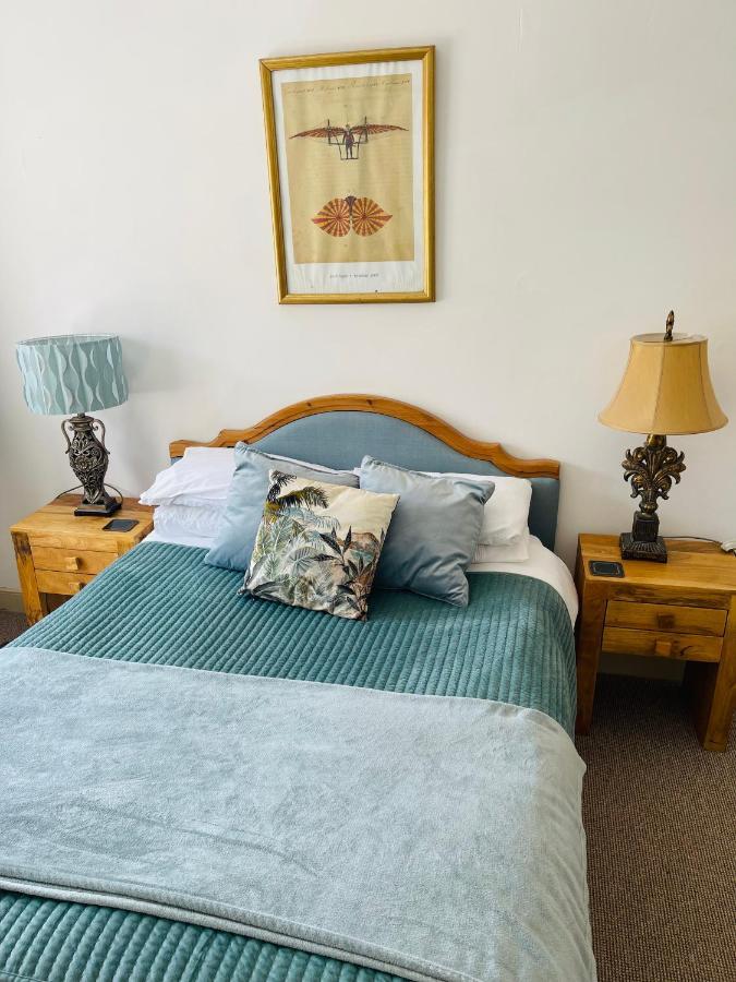 Alexander House Apartment คอร์แชม ภายนอก รูปภาพ