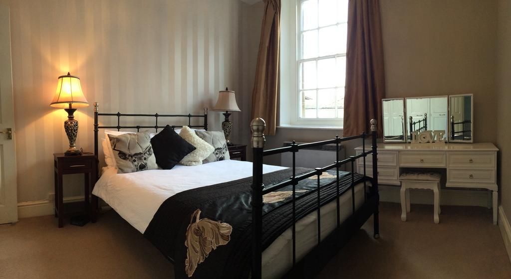 Alexander House Apartment คอร์แชม ภายนอก รูปภาพ