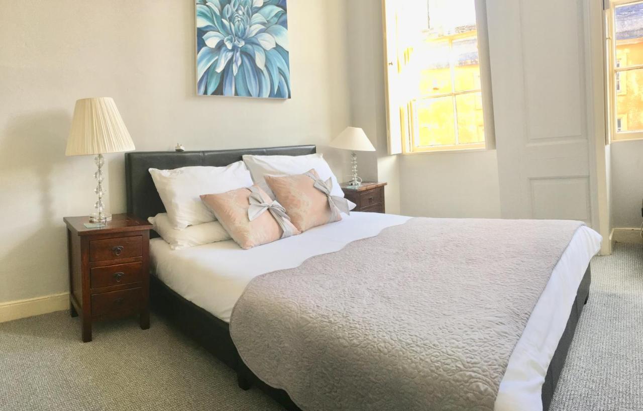 Alexander House Apartment คอร์แชม ภายนอก รูปภาพ