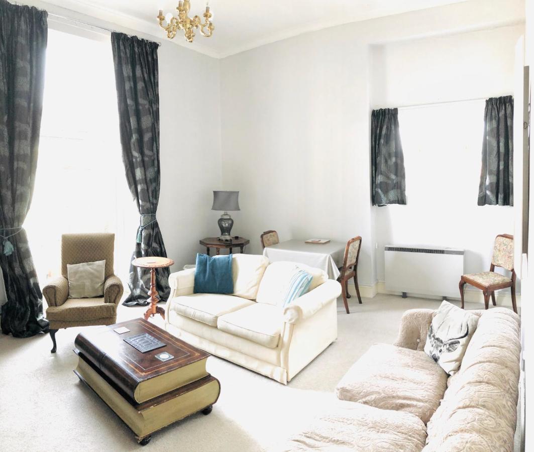 Alexander House Apartment คอร์แชม ภายนอก รูปภาพ